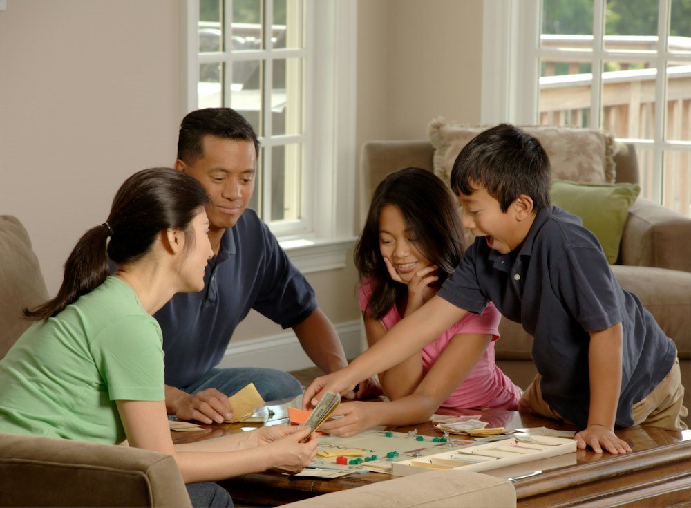 Gry planszowe: nie tylko dla dzieci! Odkryj zalety i powody, dlaczego warto grać w gry planszowe zarówno jako dziecko, jak i dorosły